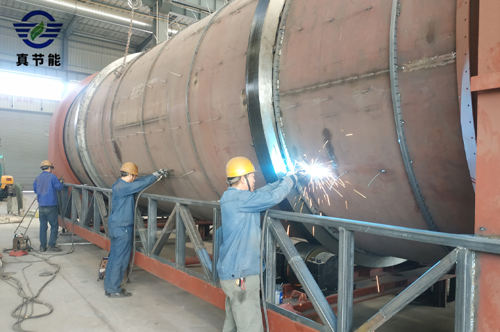 防止污泥干燥設(shè)備表面漆層脫落破損，采用防腐防銹的工藝技術(shù)焊接